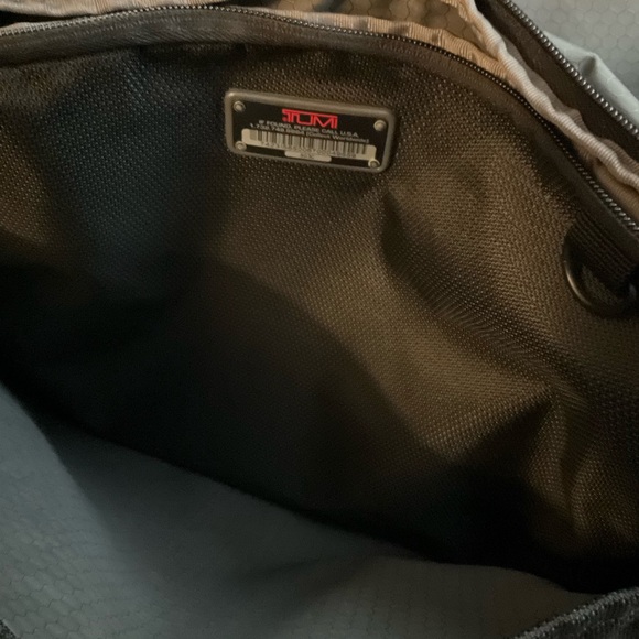 Tumi Med Black Nylon Messenger bag BNWOT - Picture 5 of 9